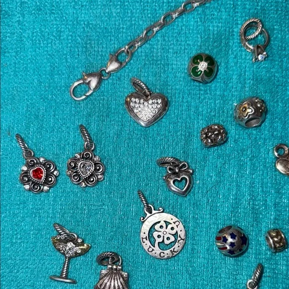 Vintage Brighton Charm bracelet with tin. 26 charms. 7.5 inches. - Picture 11 of 16